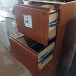 LOTE 267 - 01 GAVETEIRO COM 2 GAVETAS. (NO ESTADO EM QUE SE ENCONTRA. SUJEITO A AVARIAS OCULTAS/VISÍVEIS.)