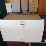 LOTE 446 - 01 ARMÁRIO SUSPENSO. (NO ESTADO EM QUE SE ENCONTRA. SUJEITO A AVARIAS OCULTAS/VISÍVEIS.)