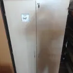 LOTE 145 - 01 ARMÁRIO ALTO EM MADEIRA COM 02 PORTAS. (NO ESTADO EM QUE SE ENCONTRA. SUJEITO A AVARIAS OCULTAS/VISÍVEIS.)
