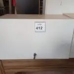 LOTE 412 - 01 ARMÁRIO SUSPENSO EM MADEIRA. (NO ESTADO EM QUE SE ENCONTRA. SUJEITO A AVARIAS OCULTAS/VISÍVEIS.)