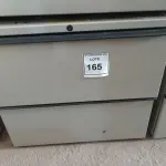 LOTE 165 - 01 ARMÁRIO EM AÇO COM 02 GAVETAS. (NO ESTADO EM QUE SE ENCONTRA. SUJEITO A AVARIAS OCULTAS/VISÍVEIS.)
