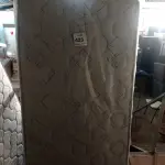 LOTE 423 - 01 BOX TWIN E 01 MATTRESS TWIN. (NO ESTADO EM QUE SE ENCONTRA. SUJEITO A AVARIAS OCULTAS/VISÍVEIS.) AV9528H/ BF8611H