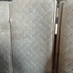 LOTE 421 - 01 BOX TWIN E 01 MATTRESS TWIN. (NO ESTADO EM QUE SE ENCONTRA. SUJEITO A AVARIAS OCULTAS/VISÍVEIS.) AV9952W/AV9952V