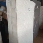 LOTE 418 - 01 MATTRESS TWIN E 01 BOX TWIN. (NO ESTADO EM QUE SE ENCONTRA. SUJEITO A AVARIAS OCULTAS/VISÍVEIS.) BF8513G/ BJ7391M