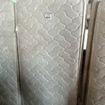 LOTE 421 - 01 BOX TWIN E 01 MATTRESS TWIN. (NO ESTADO EM QUE SE ENCONTRA. SUJEITO A AVARIAS OCULTAS/VISÍVEIS.) AV9952W/AV9952V