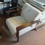 LOTE 545 - 01 POLTRONA (EASY CHAIR). (NO ESTADO EM QUE SE ENCONTRA. SUJEITO A AVARIAS OCULTAS/VISÍVEIS.)