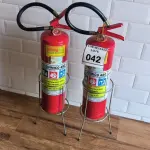 LOTE 042 - 02 EXTINTORES ABC DE PÓ QUÍMICO. (NO ESTADO) ATENÇÃO! FAZER A VISITAÇÃO ANTES DE ARREMATAR, NÃO SABEMOS SE FUNCIONA. LEILÃO NÃO TEM GARANTIA E NEM DEVOLUÇÃO, SUJEITO A POSSÍVEIS AVARIAS VISÍVEIS/OCULTAS E/OU AUSÊNCIA DE COMPONENTES.