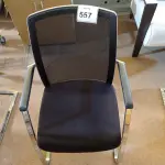 LOTE 557 - 01 CADEIRA DE ESCRITÓRIO. (NO ESTADO EM QUE SE ENCONTRA. SUJEITO A AVARIAS OCULTAS/VISÍVEIS.)