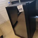 LOTE 085 - 01 ADEGA REFRIGERADA EOS. (NO ESTADO) ATENÇÃO! FAZER A VISITAÇÃO ANTES DE ARREMATAR, NÃO SABEMOS SE FUNCIONA. LEILÃO NÃO TEM GARANTIA E NEM DEVOLUÇÃO, SUJEITO A POSSÍVEIS AVARIAS VISÍVEIS/OCULTAS E/OU AUSÊNCIA DE COMPONENTES.