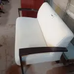 LOTE 542 - 01 SOFÁ DE 02 LUGARES. (LOVESEAT) (NO ESTADO EM QUE SE ENCONTRA. SUJEITO A AVARIAS OCULTAS/VISÍVEIS.)