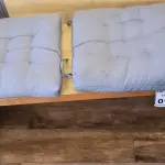 LOTE 017 - 01 BANCO EM MADEIRA COM 02 ACENTOS ESTOFADOS.  (NO ESTADO) ATENÇÃO! FAZER A VISITAÇÃO ANTES DE ARREMATAR, NÃO SABEMOS SE FUNCIONA. LEILÃO NÃO TEM GARANTIA E NEM DEVOLUÇÃO, SUJEITO A POSSÍVEIS AVARIAS VISÍVEIS/OCULTAS E/OU AUSÊNCIA DE COMPONENTES.