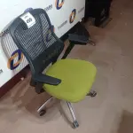 LOTE 499 - 01 CADEIRA DE ESCRITÓRIO. (NO ESTADO EM QUE SE ENCONTRA. SUJEITO A AVARIAS OCULTAS/VISÍVEIS.)