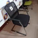 LOTE 523 - 01 CADEIRA DE ESCRITÓRIO. (NO ESTADO EM QUE SE ENCONTRA. SUJEITO A AVARIAS OCULTAS/VISÍVEIS.)