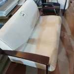 LOTE 560 - 01 SOFÁ DE 02 LUGARES. (LOVESEAT) (NO ESTADO EM QUE SE ENCONTRA. SUJEITO A AVARIAS OCULTAS/VISÍVEIS.)