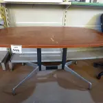 LOTE 525 - 01 MESA DE COZINHA. (NO ESTADO EM QUE SE ENCONTRA. SUJEITO A AVARIAS OCULTAS/VISÍVEIS.)