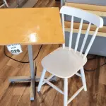LOTE 029 - 01 MESA QUADRADA EM MADEIRA COM PÉS EM FERRO E 01 CADEIRA EM MADEIRA.  (NO ESTADO) ATENÇÃO! FAZER A VISITAÇÃO ANTES DE ARREMATAR, NÃO SABEMOS SE FUNCIONA. LEILÃO NÃO TEM GARANTIA E NEM DEVOLUÇÃO, SUJEITO A POSSÍVEIS AVARIAS VISÍVEIS/OCULTAS E/OU AUSÊNCIA DE COMPONENTES.