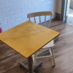 LOTE 003 - 01 MESA QUADRADA EM MADEIRA COM PÉS EM FERRO E 01 CADEIRA EM MADEIRA.   (NO ESTADO) ATENÇÃO! FAZER A VISITAÇÃO ANTES DE ARREMATAR, NÃO SABEMOS SE FUNCIONA. LEILÃO NÃO TEM GARANTIA E NEM DEVOLUÇÃO, SUJEITO A POSSÍVEIS AVARIAS VISÍVEIS/OCULTAS E/OU AUSÊNCIA DE COMPONENTES.