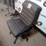 LOTE 521 - 01 CADEIRA DE ESCRITÓRIO. (NO ESTADO EM QUE SE ENCONTRA. SUJEITO A AVARIAS OCULTAS/VISÍVEIS.)