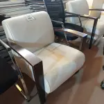 LOTE 561 - 01 POLTRONA (EASY CHAIR). (NO ESTADO EM QUE SE ENCONTRA. SUJEITO A AVARIAS OCULTAS/VISÍVEIS.)
