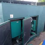LOTE 563 - 01 GERADOR 60KVA MOTOR CUMMINS 4 CILINDROS DIESEL. (NO ESTADO EM QUE SE ENCONTRA. SUJEITO A AVARIAS OCULTAS/VISÍVEIS.) AV9678G