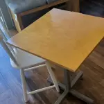 LOTE 007 - 01 MESA QUADRADA EM MADEIRA COM PÉS EM FERRO E 01 CADEIRA EM MADEIRA. (NO ESTADO) ATENÇÃO! FAZER A VISITAÇÃO ANTES DE ARREMATAR, NÃO SABEMOS SE FUNCIONA. LEILÃO NÃO TEM GARANTIA E NEM DEVOLUÇÃO, SUJEITO A POSSÍVEIS AVARIAS VISÍVEIS/OCULTAS E/OU AUSÊNCIA DE COMPONENTES.
