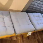 LOTE 008 - 01 BANCO EM MADEIRA COM 03 ACENTOS ESTOFADOS.  (NO ESTADO) ATENÇÃO! FAZER A VISITAÇÃO ANTES DE ARREMATAR, NÃO SABEMOS SE FUNCIONA. LEILÃO NÃO TEM GARANTIA E NEM DEVOLUÇÃO, SUJEITO A POSSÍVEIS AVARIAS VISÍVEIS/OCULTAS E/OU AUSÊNCIA DE COMPONENTES.