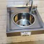 LOTE 063 - 01 PIA EM INOX PARA LAVATÓRIO. (NO ESTADO) ATENÇÃO! FAZER A VISITAÇÃO ANTES DE ARREMATAR, NÃO SABEMOS SE FUNCIONA. LEILÃO NÃO TEM GARANTIA E NEM DEVOLUÇÃO, SUJEITO A POSSÍVEIS AVARIAS VISÍVEIS/OCULTAS E/OU AUSÊNCIA DE COMPONENTES.