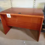 LOTE 535 - 01 MESA DE ESCRITÓRIO EM MADEIRA. (NO ESTADO EM QUE SE ENCONTRA. SUJEITO A AVARIAS OCULTAS/VISÍVEIS.)