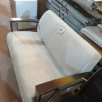 LOTE 560 - 01 SOFÁ DE 02 LUGARES. (LOVESEAT) (NO ESTADO EM QUE SE ENCONTRA. SUJEITO A AVARIAS OCULTAS/VISÍVEIS.)