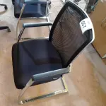 LOTE 557 - 01 CADEIRA DE ESCRITÓRIO. (NO ESTADO EM QUE SE ENCONTRA. SUJEITO A AVARIAS OCULTAS/VISÍVEIS.)