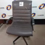 LOTE 521 - 01 CADEIRA DE ESCRITÓRIO. (NO ESTADO EM QUE SE ENCONTRA. SUJEITO A AVARIAS OCULTAS/VISÍVEIS.)