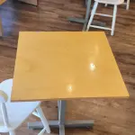 LOTE 005 - 01 MESA QUADRADA EM MADEIRA COM PÉS EM FERRO E 01 CADEIRA EM MADEIRA.   (NO ESTADO) ATENÇÃO! FAZER A VISITAÇÃO ANTES DE ARREMATAR, NÃO SABEMOS SE FUNCIONA. LEILÃO NÃO TEM GARANTIA E NEM DEVOLUÇÃO, SUJEITO A POSSÍVEIS AVARIAS VISÍVEIS/OCULTAS E/OU AUSÊNCIA DE COMPONENTES.