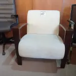 LOTE 547 - 01 POLTRONA (EASY CHAIR). (NO ESTADO EM QUE SE ENCONTRA. SUJEITO A AVARIAS OCULTAS/VISÍVEIS.)