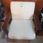 LOTE 547 - 01 POLTRONA (EASY CHAIR). (NO ESTADO EM QUE SE ENCONTRA. SUJEITO A AVARIAS OCULTAS/VISÍVEIS.)