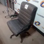 LOTE 494 - 01 CADEIRA DE ESCRITÓRIO. (NO ESTADO EM QUE SE ENCONTRA. SUJEITO A AVARIAS OCULTAS/VISÍVEIS.)