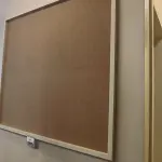 LOTE 080 - 01 QUADRO DE CORTIÇA PARA RECADOS. (NO ESTADO) ATENÇÃO! FAZER A VISITAÇÃO ANTES DE ARREMATAR, NÃO SABEMOS SE FUNCIONA. LEILÃO NÃO TEM GARANTIA E NEM DEVOLUÇÃO, SUJEITO A POSSÍVEIS AVARIAS VISÍVEIS/OCULTAS E/OU AUSÊNCIA DE COMPONENTES.