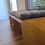 LOTE 001 - 01 BANCO EM MADEIRA COM 04 ACENTOS ESTOFADOS.  (NO ESTADO) ATENÇÃO! FAZER A VISITAÇÃO ANTES DE ARREMATAR, NÃO SABEMOS SE FUNCIONA. LEILÃO NÃO TEM GARANTIA E NEM DEVOLUÇÃO, SUJEITO A POSSÍVEIS AVARIAS VISÍVEIS/OCULTAS E/OU AUSÊNCIA DE COMPONENTES.