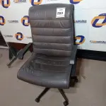 LOTE 553 - 01 CADEIRA DE ESCRITÓRIO. (NO ESTADO EM QUE SE ENCONTRA. SUJEITO A AVARIAS OCULTAS/VISÍVEIS.)