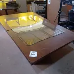 LOTE 544 - 01 MESA EM MADEIRA. (NO ESTADO EM QUE SE ENCONTRA. SUJEITO A AVARIAS OCULTAS/VISÍVEIS.)