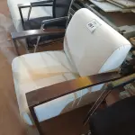 LOTE 561 - 01 POLTRONA (EASY CHAIR). (NO ESTADO EM QUE SE ENCONTRA. SUJEITO A AVARIAS OCULTAS/VISÍVEIS.)