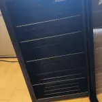 LOTE 085 - 01 ADEGA REFRIGERADA EOS. (NO ESTADO) ATENÇÃO! FAZER A VISITAÇÃO ANTES DE ARREMATAR, NÃO SABEMOS SE FUNCIONA. LEILÃO NÃO TEM GARANTIA E NEM DEVOLUÇÃO, SUJEITO A POSSÍVEIS AVARIAS VISÍVEIS/OCULTAS E/OU AUSÊNCIA DE COMPONENTES.