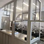 LOTE 043 - 01 DIVISÓRIA EM FERRO COM VIDRO. (NO ESTADO) ATENÇÃO! FAZER A VISITAÇÃO ANTES DE ARREMATAR, NÃO SABEMOS SE FUNCIONA. LEILÃO NÃO TEM GARANTIA E NEM DEVOLUÇÃO, SUJEITO A POSSÍVEIS AVARIAS VISÍVEIS/OCULTAS E/OU AUSÊNCIA DE COMPONENTES.