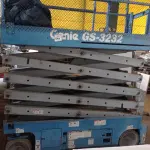 LOTE 564 - 01  PLATAFORMA ELEVATÓRIA GENIE GS-3232. (NO ESTADO EM QUE SE ENCONTRA. SUJEITO A AVARIAS CULTAS/VISÍVEIS.) AV9496Y