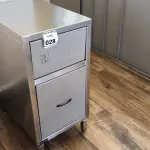LOTE 028 - 01 LIXEIRA QUADRADA EM INOX. (NO ESTADO) ATENÇÃO! FAZER A VISITAÇÃO ANTES DE ARREMATAR, NÃO SABEMOS SE FUNCIONA. LEILÃO NÃO TEM GARANTIA E NEM DEVOLUÇÃO, SUJEITO A POSSÍVEIS AVARIAS VISÍVEIS/OCULTAS E/OU AUSÊNCIA DE COMPONENTES.