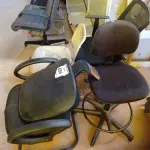 LOTE 555 - 01 CADEIRA DE ESCRITÓRIO. (NO ESTADO EM QUE SE ENCONTRA. SUJEITO A AVARIAS OCULTAS/VISÍVEIS.)