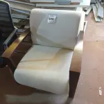 LOTE 545 - 01 POLTRONA (EASY CHAIR). (NO ESTADO EM QUE SE ENCONTRA. SUJEITO A AVARIAS OCULTAS/VISÍVEIS.)