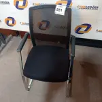 LOTE 551 - 01 CADEIRA DE ESCRITÓRIO. (NO ESTADO EM QUE SE ENCONTRA. SUJEITO A AVARIAS OCULTAS/VISÍVEIS.)