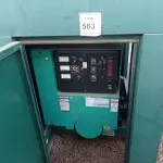 LOTE 563 - 01 GERADOR 60KVA MOTOR CUMMINS 4 CILINDROS DIESEL. (NO ESTADO EM QUE SE ENCONTRA. SUJEITO A AVARIAS OCULTAS/VISÍVEIS.) AV9678G