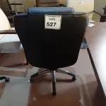 LOTE 527 - 01 CADEIRA DE ESCRITÓRIO. (NO ESTADO EM QUE SE ENCONTRA. SUJEITO A AVARIAS OCULTAS/VISÍVEIS.)