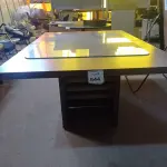 LOTE 544 - 01 MESA EM MADEIRA. (NO ESTADO EM QUE SE ENCONTRA. SUJEITO A AVARIAS OCULTAS/VISÍVEIS.)